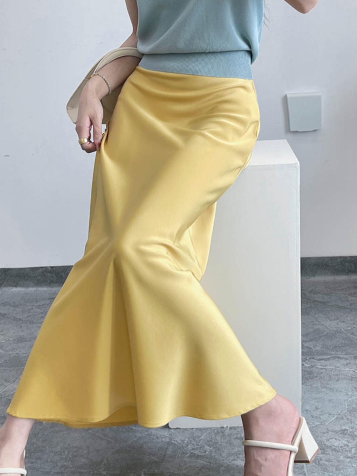 Satin Half Skirt with Diagonal Cut, Flared Design, High Waist, Silky Elastic Waist, Versatile Glossy Mid-Length Acetate Skirt Satin Half Skirt with Diagonal Cut, Flared Design, High Waist, Silky Elastic Waist, Versatile Glossy Mid-Length Acetate Skirt