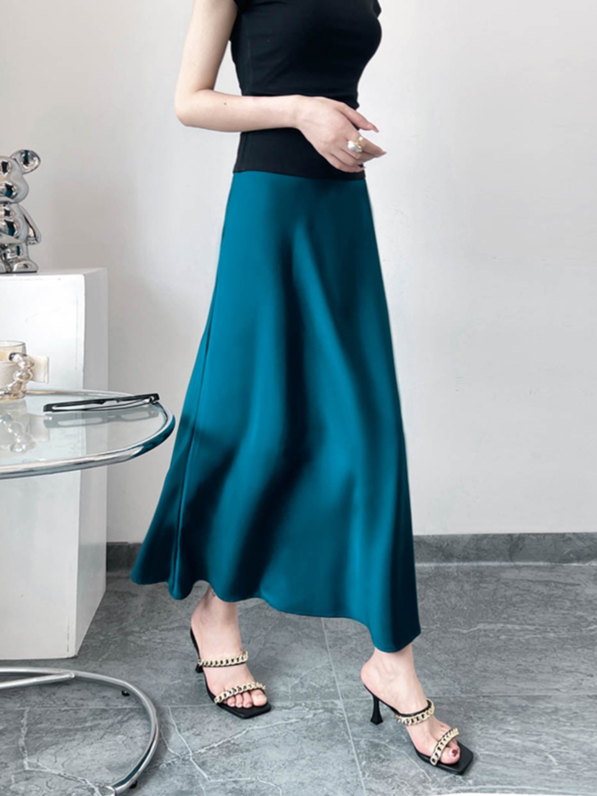 Satin Half Skirt with Diagonal Cut, Flared Design, High Waist, Silky Elastic Waist, Versatile Glossy Mid-Length Acetate Skirt Satin Half Skirt with Diagonal Cut, Flared Design, High Waist, Silky Elastic Waist, Versatile Glossy Mid-Length Acetate Skirt