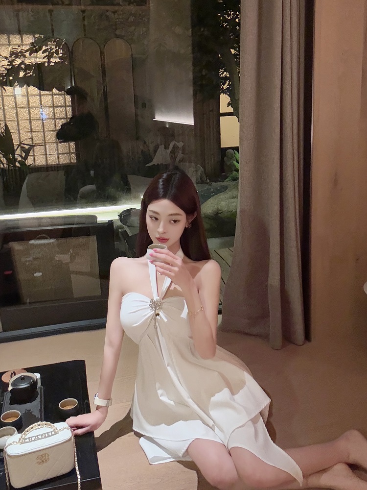 Sexy Halter Neck Dress - Strapless Two-Way Wear, Slim Fit with Built-in Bra Pads, Perfect for 90s and Y2K Inspired Styles Sexy Halter Neck Dress - Strapless Two-Way Wear, Slim Fit with Built-in Bra Pads, Perfect for 90s and Y2K Inspired Styles