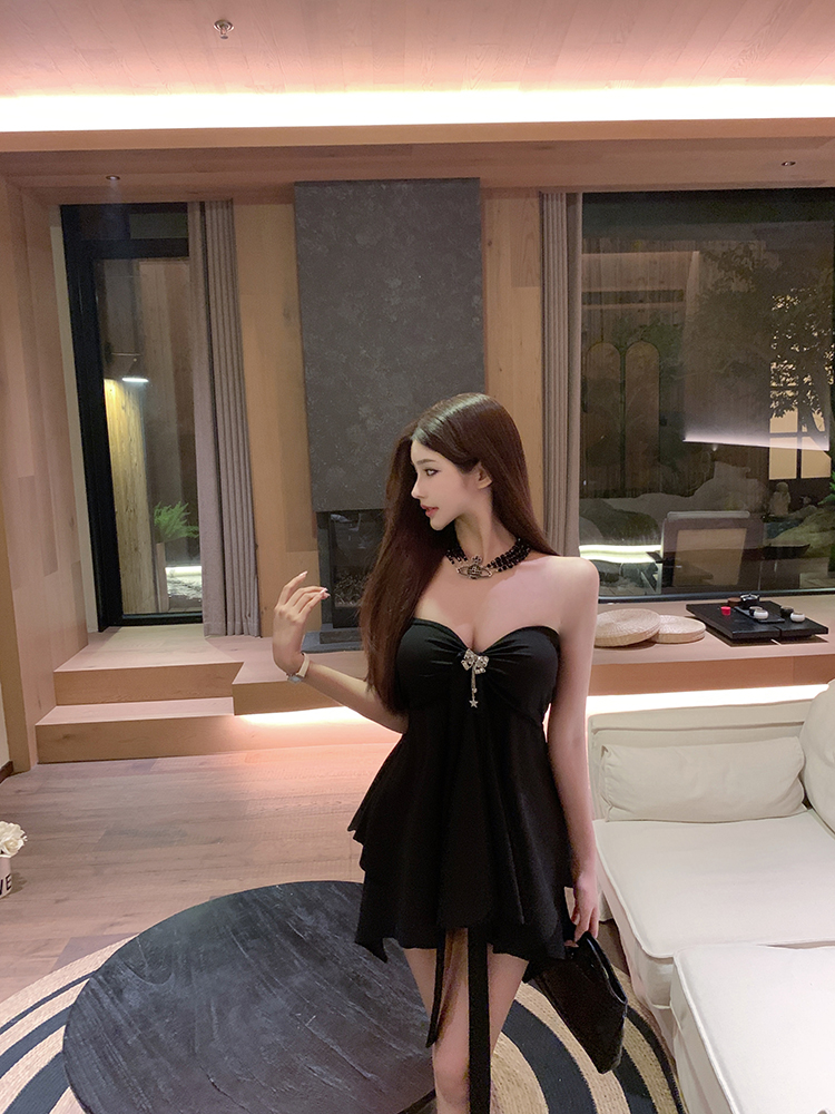 Sexy Halter Neck Dress - Strapless Two-Way Wear, Slim Fit with Built-in Bra Pads, Perfect for 90s and Y2K Inspired Styles Sexy Halter Neck Dress - Strapless Two-Way Wear, Slim Fit with Built-in Bra Pads, Perfect for 90s and Y2K Inspired Styles