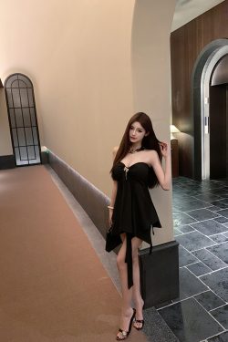 Sexy Halter Neck Dress - Strapless Two-Way Wear, Slim Fit with Built-in Bra Pads, Perfect for 90s and Y2K Inspired Styles