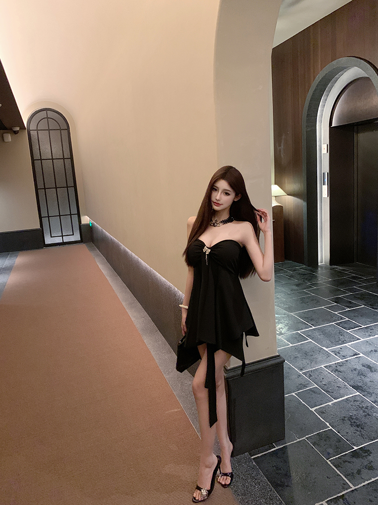 Sexy Halter Neck Dress - Strapless Two-Way Wear, Slim Fit with Built-in Bra Pads, Perfect for 90s and Y2K Inspired Styles Sexy Halter Neck Dress - Strapless Two-Way Wear, Slim Fit with Built-in Bra Pads, Perfect for 90s and Y2K Inspired Styles