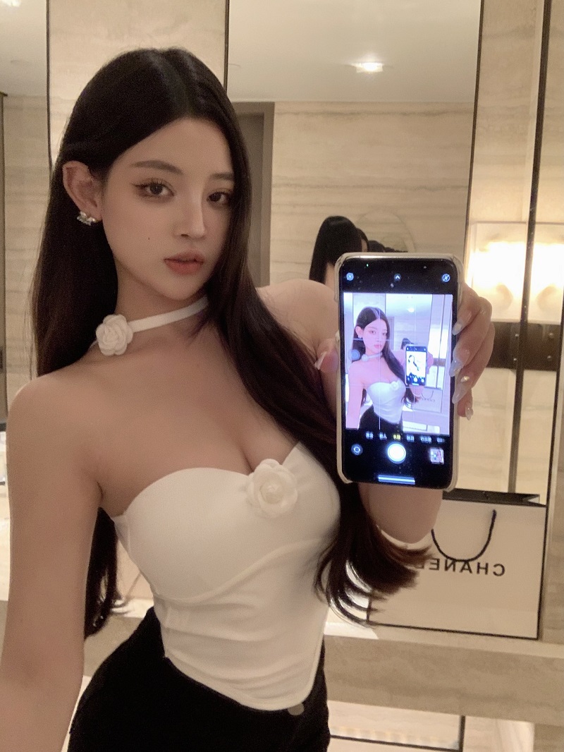 Sexy Halter Strapless Crop Top for Women - Fitted Design with Built-In Padding, Perfect for Nights Out or Y2K Style Looks Sexy Halter Strapless Crop Top for Women - Fitted Design with Built-In Padding, Perfect for Nights Out or Y2K Style Looks