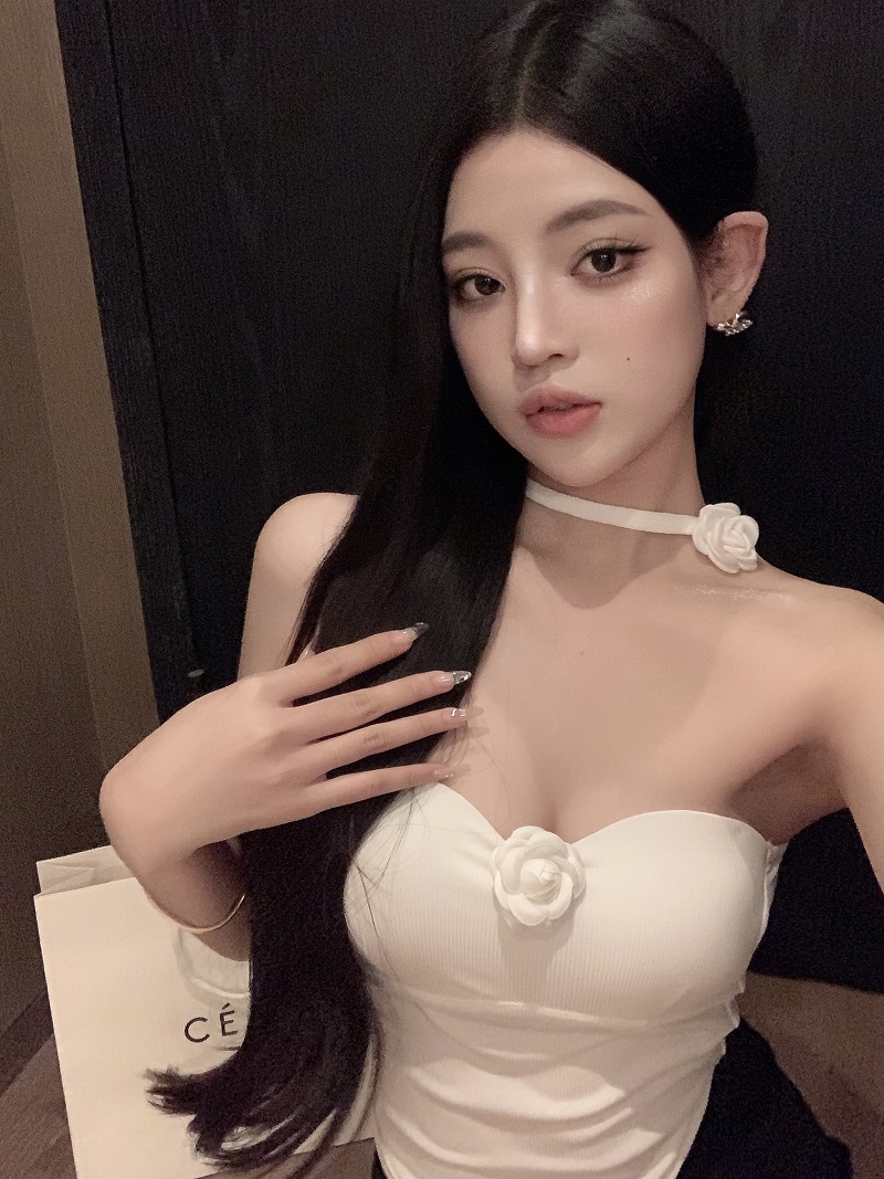 Sexy Halter Strapless Crop Top for Women - Fitted Design with Built-In Padding, Perfect for Nights Out or Y2K Style Looks Sexy Halter Strapless Crop Top for Women - Fitted Design with Built-In Padding, Perfect for Nights Out or Y2K Style Looks