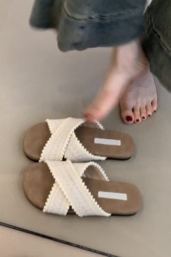 Sheepskin Flat Cross-Strap Sandals for Women - Casual Beach Footwear Perfect for Summer Outfits and Skirts