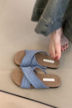 Sheepskin Flat Cross-Strap Sandals for Women - Casual Beach Footwear Perfect for Summer Outfits and Skirts