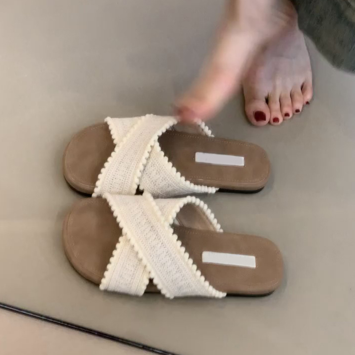 Sheepskin Flat Cross-Strap Sandals for Women - Casual Beach Footwear Perfect for Summer Outfits and Skirts Sheepskin Flat Cross-Strap Sandals for Women - Casual Beach Footwear Perfect for Summer Outfits and Skirts