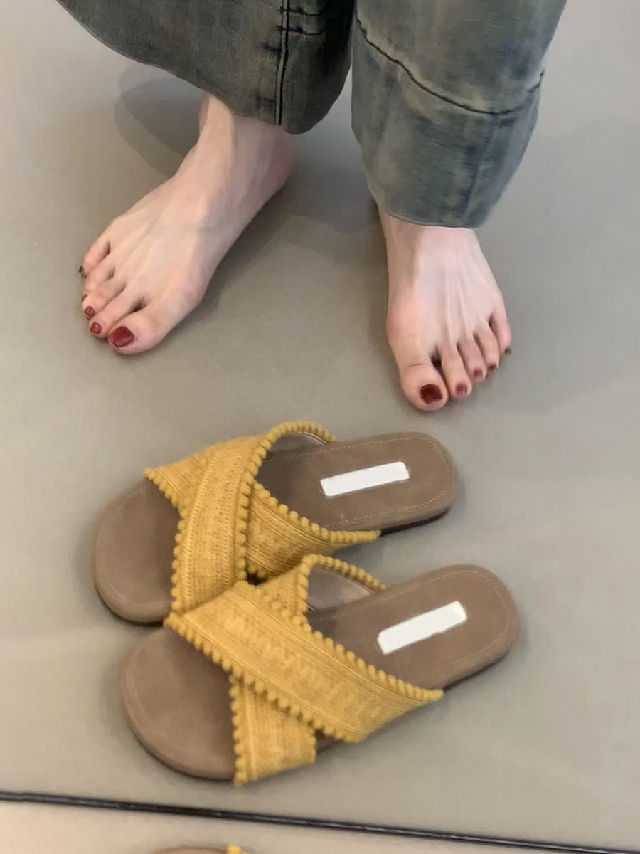 Sheepskin Flat Cross-Strap Sandals for Women - Casual Beach Footwear Perfect for Summer Outfits and Skirts Sheepskin Flat Cross-Strap Sandals for Women - Casual Beach Footwear Perfect for Summer Outfits and Skirts