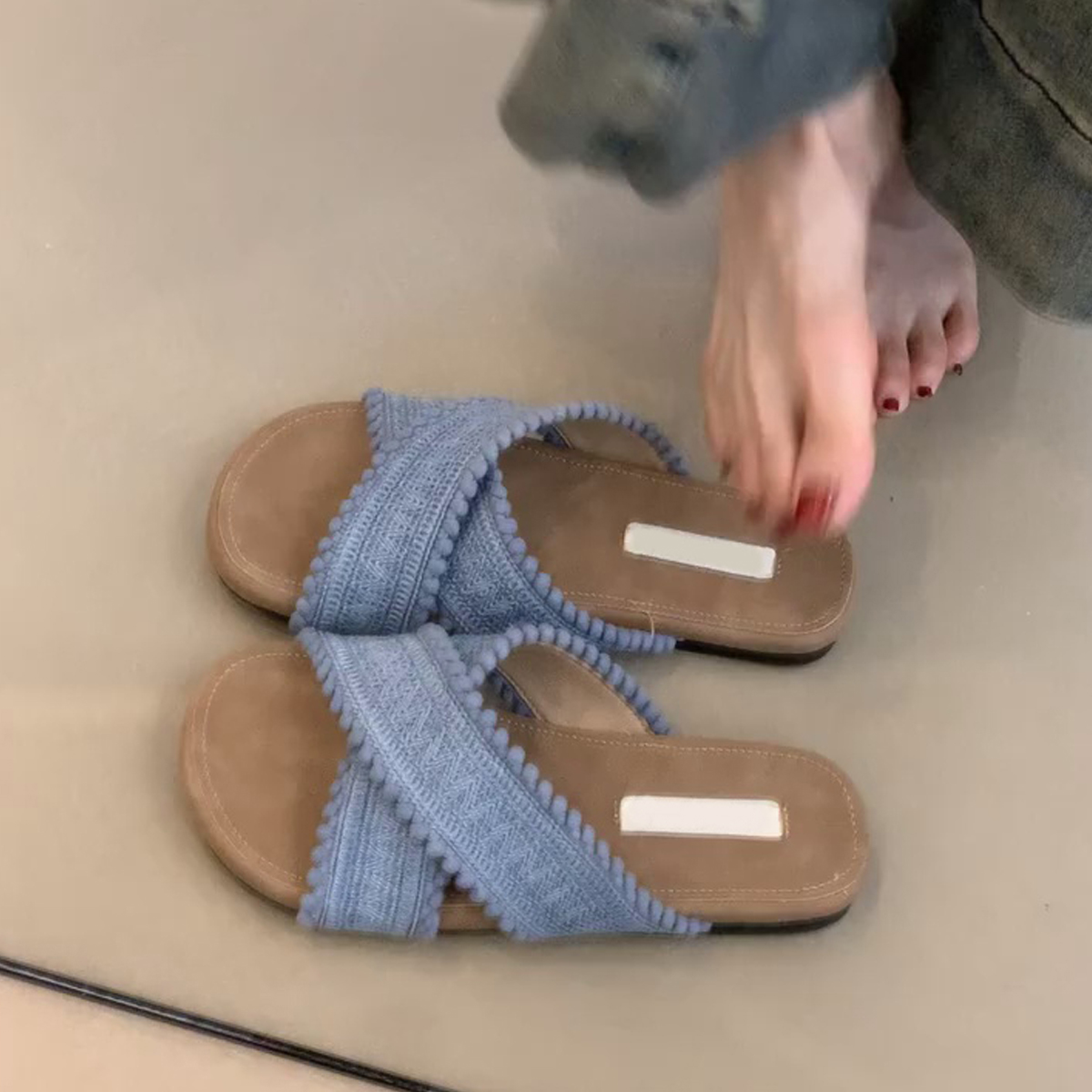 Sheepskin Flat Cross-Strap Sandals for Women - Casual Beach Footwear Perfect for Summer Outfits and Skirts Sheepskin Flat Cross-Strap Sandals for Women - Casual Beach Footwear Perfect for Summer Outfits and Skirts