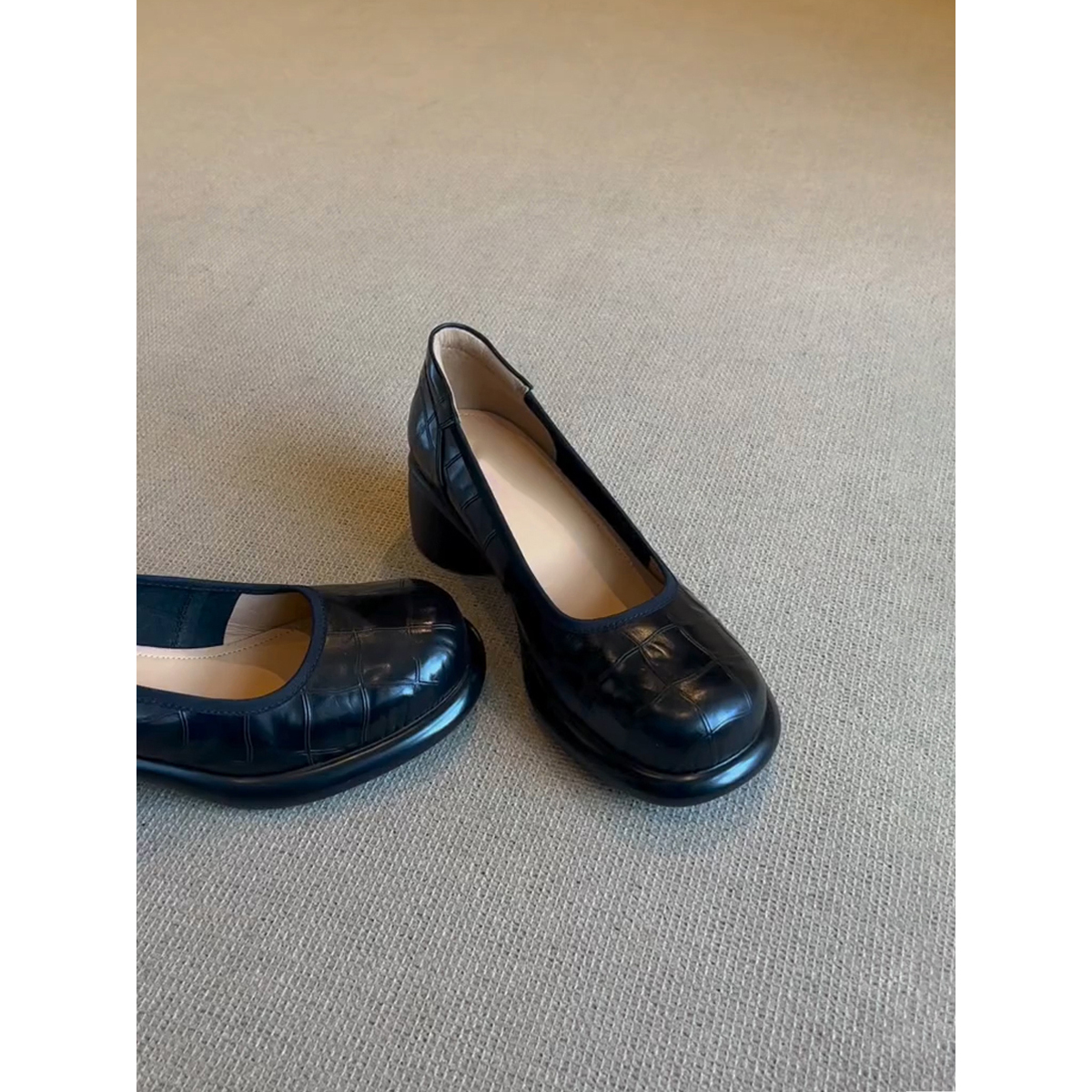 Sheepskin French Round-Toe High-Heeled Mary Jane Shoes for Women - Elegant Chunky Heel Slip-On Commuter Style Sheepskin French Round-Toe High-Heeled Mary Jane Shoes for Women - Elegant Chunky Heel Slip-On Commuter Style