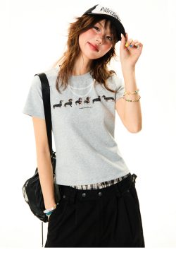 Short Sleeve Sausage Dog Print T-Shirt for Women - Casual Summer Top with Pearl Necklace Detail, Versatile Fashion Piece