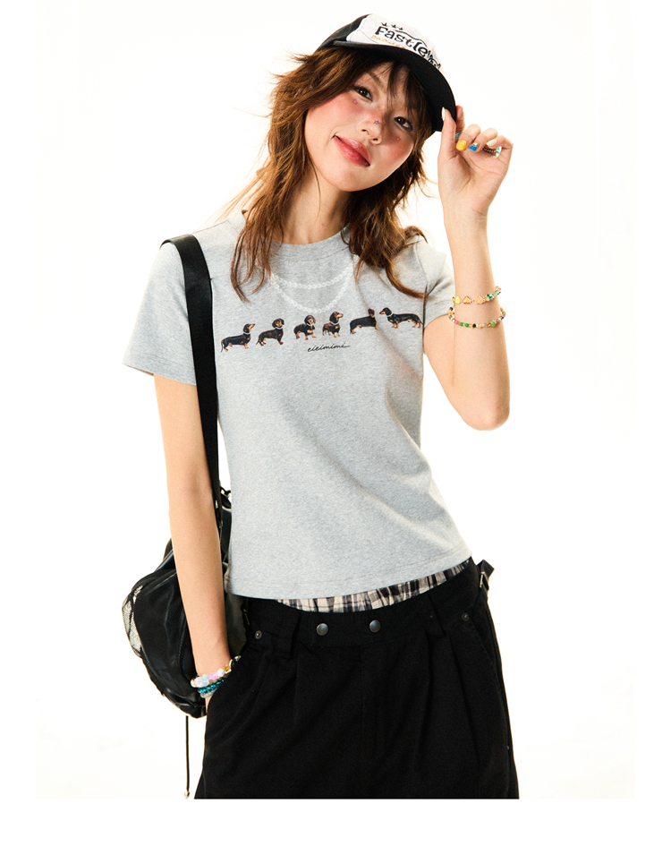Short Sleeve Sausage Dog Print T-Shirt for Women - Casual Summer Top with Pearl Necklace Detail, Versatile Fashion Piece Short Sleeve Sausage Dog Print T-Shirt for Women - Casual Summer Top with Pearl Necklace Detail, Versatile Fashion Piece