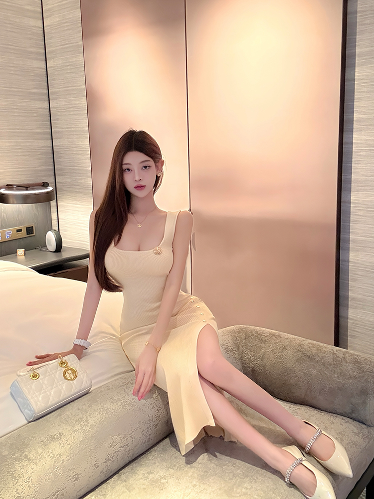 Sleeveless Mid-Length Knitted Dress - Slim Fit, Flattering & Sexy Design for Effortless Style Sleeveless Mid-Length Knitted Dress - Slim Fit, Flattering & Sexy Design for Effortless Style