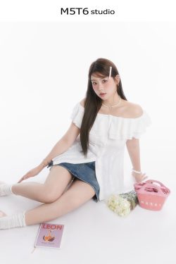 Slightly Chubby Cream Off-Shoulder Waist-Defining French Top for Y2K Style with Denim Mini Skirt