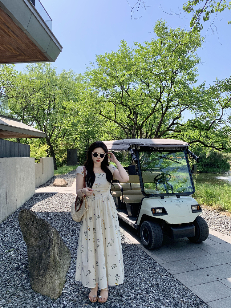 Slightly Chubby Green Floral Plus-Size Dress with Square Neck and Off-Shoulder Design, Small Flying Sleeves, Summer Tea Style Slightly Chubby Green Floral Plus-Size Dress with Square Neck and Off-Shoulder Design, Small Flying Sleeves, Summer Tea Style