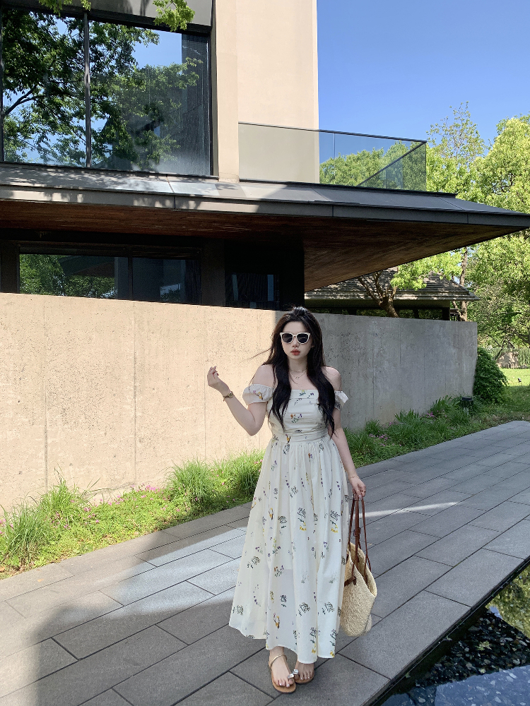 Slightly Chubby Green Floral Plus-Size Dress with Square Neck and Off-Shoulder Design, Small Flying Sleeves, Summer Tea Style Slightly Chubby Green Floral Plus-Size Dress with Square Neck and Off-Shoulder Design, Small Flying Sleeves, Summer Tea Style