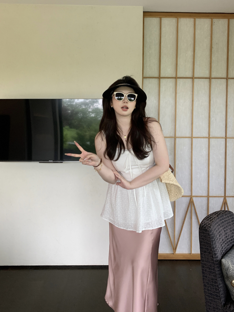 Slightly Chubby Sweetheart Lace Tie-Up White Camisole Top with Floral Design - Oversized Instagram Style Fashion Slightly Chubby Sweetheart Lace Tie-Up White Camisole Top with Floral Design - Oversized Instagram Style Fashion