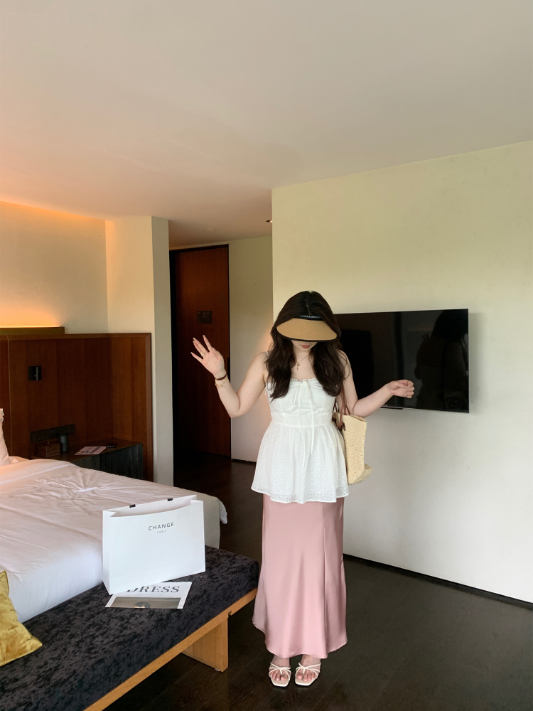 Slightly Chubby Sweetheart Lace Tie-Up White Camisole Top with Floral Design - Oversized Instagram Style Fashion Slightly Chubby Sweetheart Lace Tie-Up White Camisole Top with Floral Design - Oversized Instagram Style Fashion