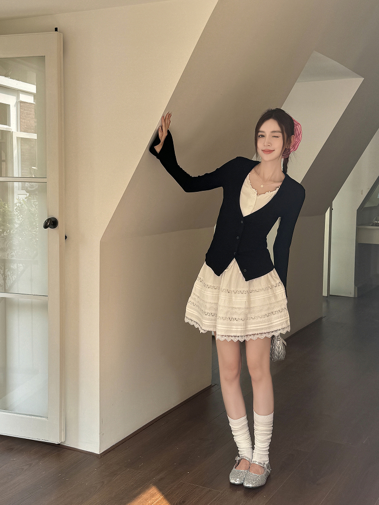 Slim-Fit Black and White V-Neck Faux Two-Piece Cardigan with Flared Long Sleeves T-Shirt Top for Spring and Autumn Slim-Fit Black and White V-Neck Faux Two-Piece Cardigan with Flared Long Sleeves T-Shirt Top for Spring and Autumn