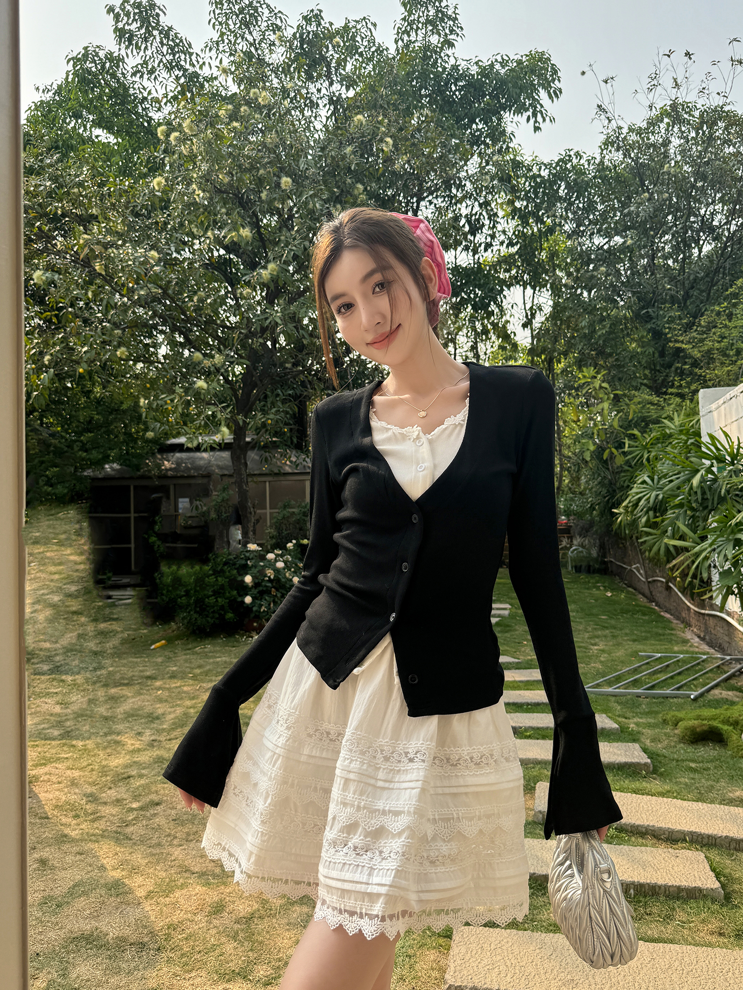 Slim-Fit Black and White V-Neck Faux Two-Piece Cardigan with Flared Long Sleeves T-Shirt Top for Spring and Autumn Slim-Fit Black and White V-Neck Faux Two-Piece Cardigan with Flared Long Sleeves T-Shirt Top for Spring and Autumn