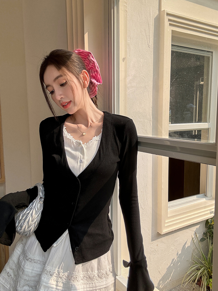 Slim-Fit Black and White V-Neck Faux Two-Piece Cardigan with Flared Long Sleeves T-Shirt Top for Spring and Autumn Slim-Fit Black and White V-Neck Faux Two-Piece Cardigan with Flared Long Sleeves T-Shirt Top for Spring and Autumn