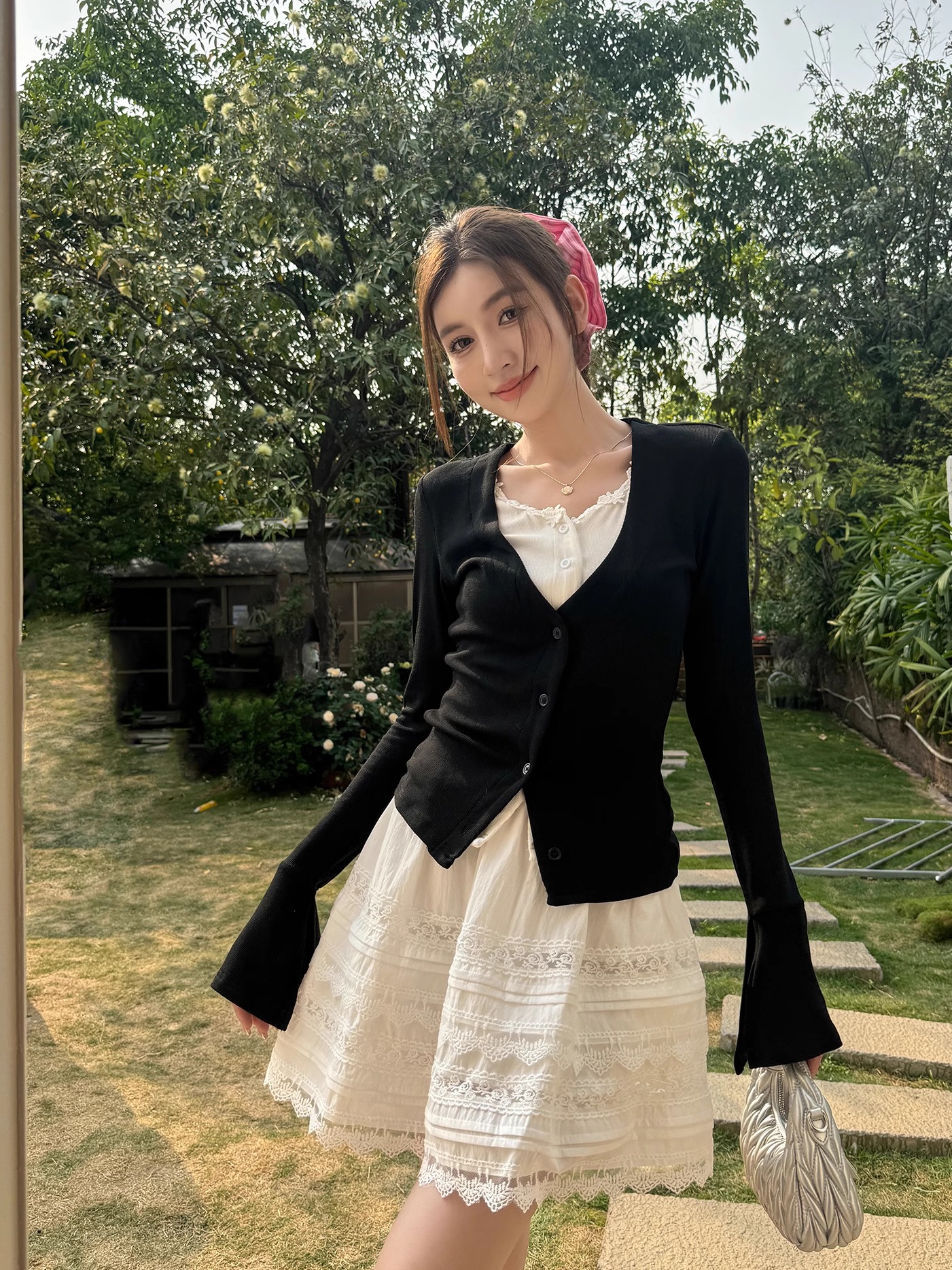 Slim-Fit Black and White V-Neck Faux Two-Piece Cardigan with Flared Long Sleeves T-Shirt Top for Spring and Autumn Slim-Fit Black and White V-Neck Faux Two-Piece Cardigan with Flared Long Sleeves T-Shirt Top for Spring and Autumn