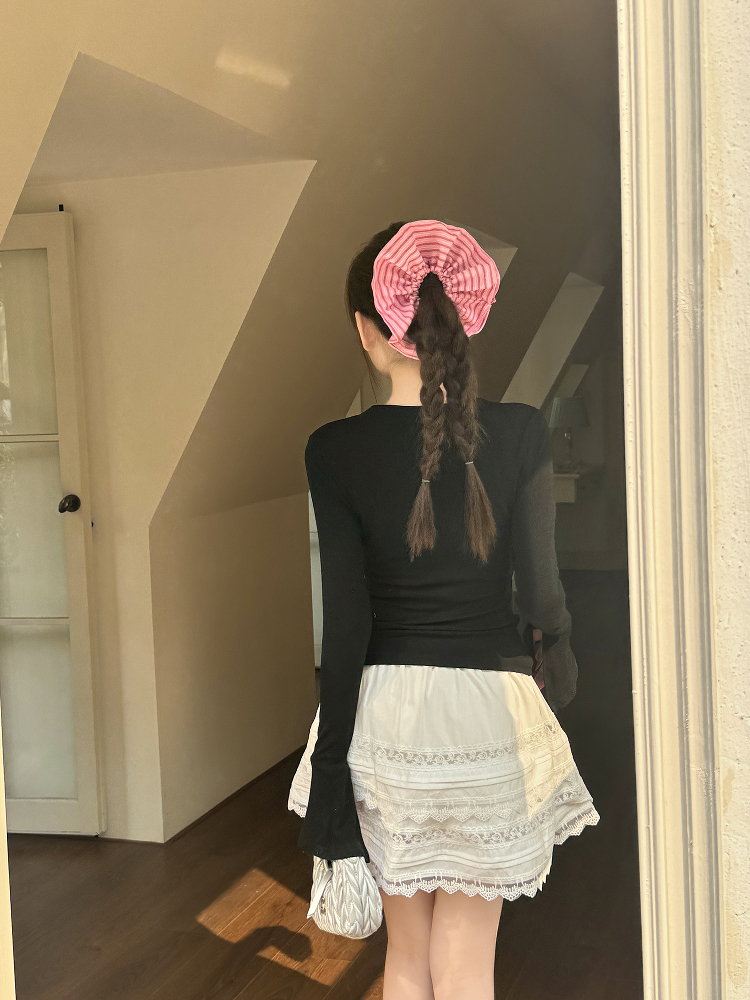 Slim-Fit Black and White V-Neck Faux Two-Piece Cardigan with Flared Long Sleeves T-Shirt Top for Spring and Autumn Slim-Fit Black and White V-Neck Faux Two-Piece Cardigan with Flared Long Sleeves T-Shirt Top for Spring and Autumn