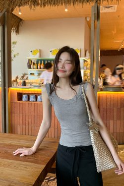 Slim-Fit Lace Edge Padded Camisole for Women - Summer Bow Sleeveless Top, Trendy Niche Design, Perfect for Casual and Y2K Style