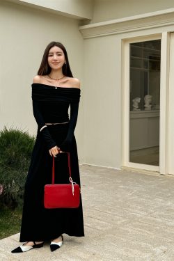 Slim-Fit One-Shoulder Skin-Baring Top and Pleated Long Skirt Set - Light Fabric Spring Korean Style Outfit