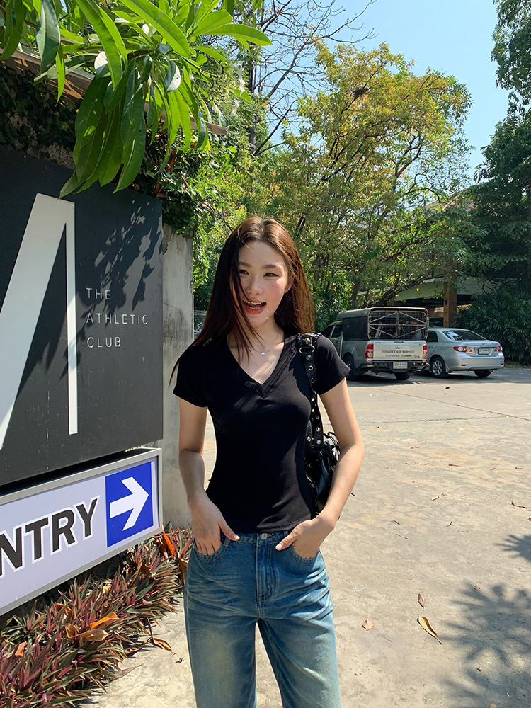 Slim Fit V-Neck Raglan T-Shirt for Women - Summer 2025, Chicken Heart Collar, Casual Style, Trendy Short Sleeve Top Slim Fit V-Neck Raglan T-Shirt for Women - Summer 2025, Chicken Heart Collar, Casual Style, Trendy Short Sleeve Top