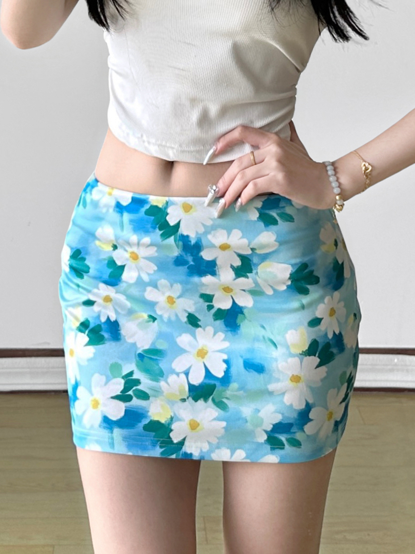 Small Daisy Floral Bodycon Skirt - Women's Fresh Oil Paint Blue Midi Skirt for Spring - Trendy Dopamine Fashion Small Daisy Floral Bodycon Skirt - Women's Fresh Oil Paint Blue Midi Skirt for Spring - Trendy Dopamine Fashion