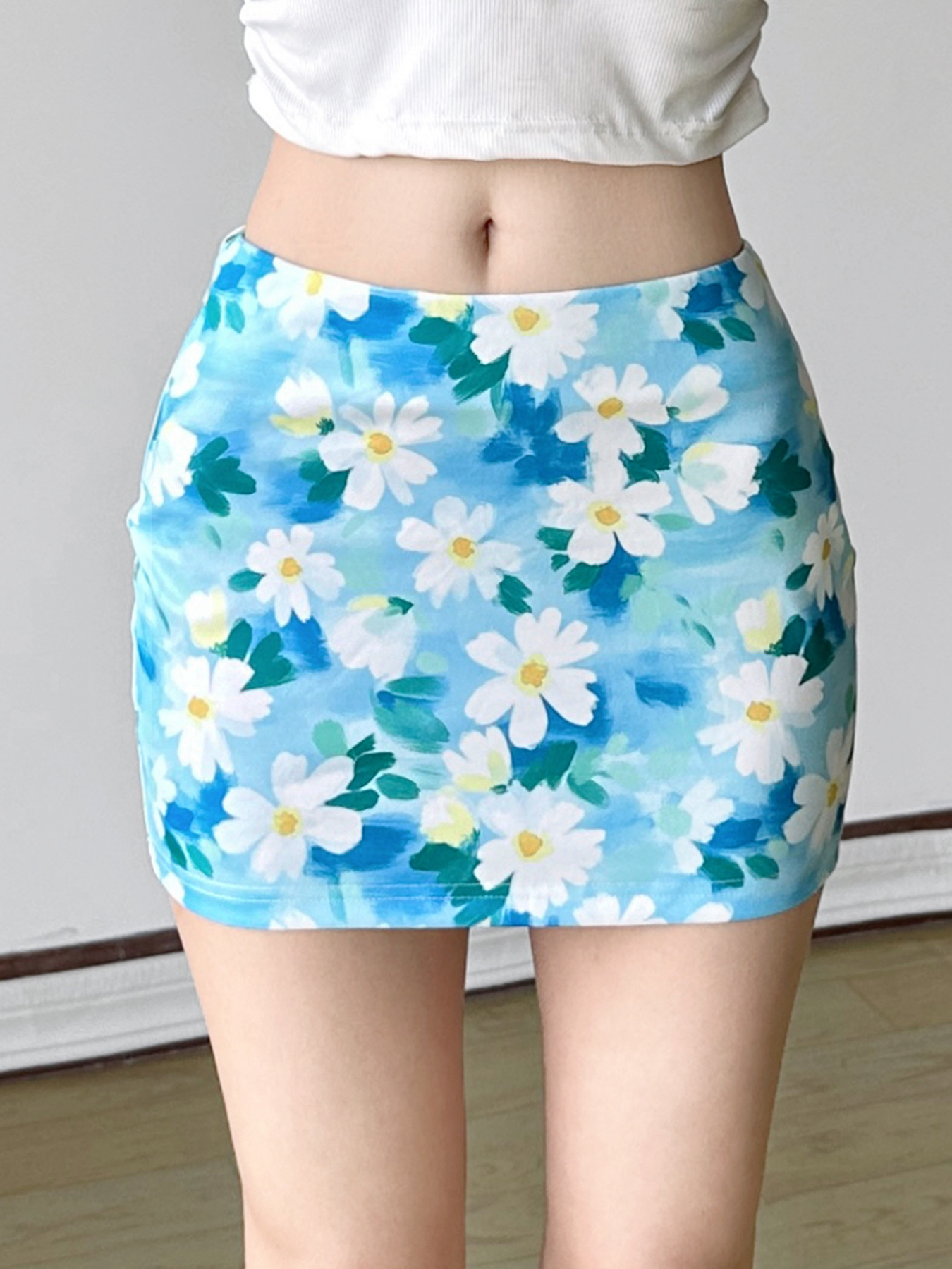Small Daisy Floral Bodycon Skirt - Women's Fresh Oil Paint Blue Midi Skirt for Spring - Trendy Dopamine Fashion Small Daisy Floral Bodycon Skirt - Women's Fresh Oil Paint Blue Midi Skirt for Spring - Trendy Dopamine Fashion