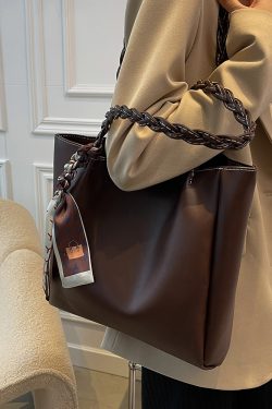 Stylish Minimalist Shoulder Bag for Women - Large Capacity Commuter Tote with Versatile Niche Design