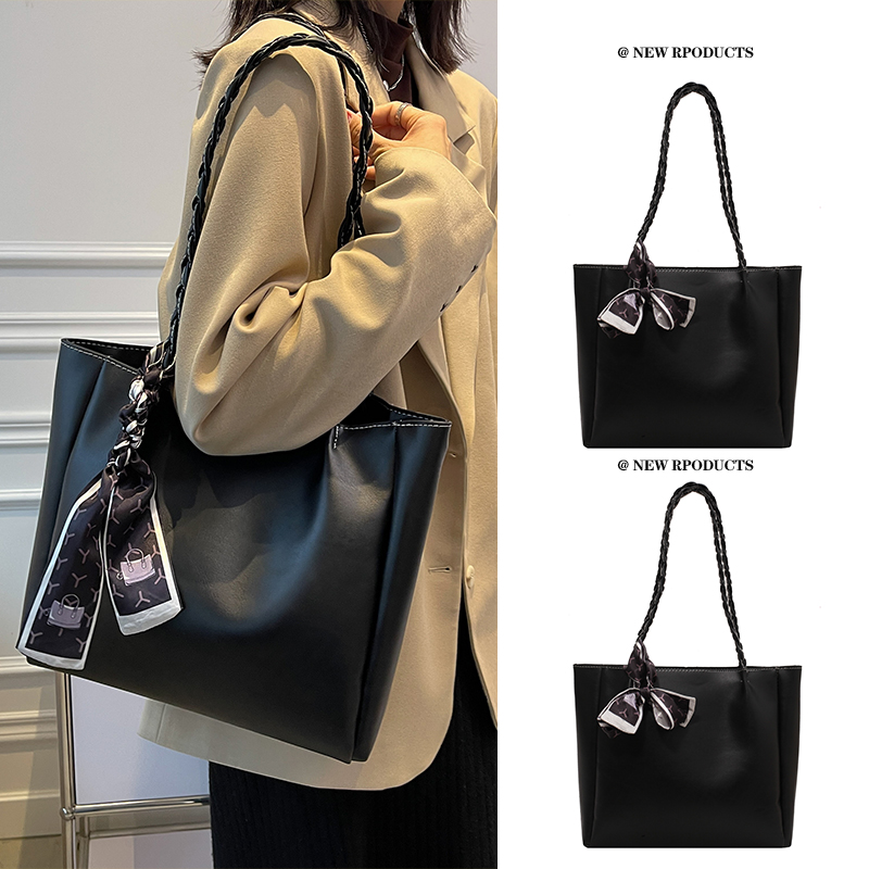 Stylish Minimalist Shoulder Bag for Women - Large Capacity Commuter Tote with Versatile Niche Design Stylish Minimalist Shoulder Bag for Women - Large Capacity Commuter Tote with Versatile Niche Design