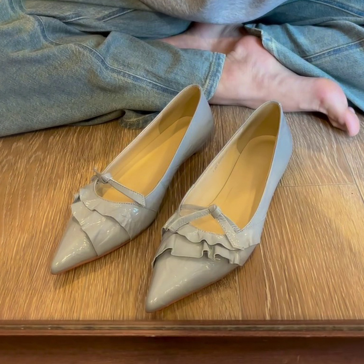 Stylish Sheepskin Pointed Toe Ruffled Edge Genuine Leather Slip-On Flat Shoes for Versatile Everyday Wear Stylish Sheepskin Pointed Toe Ruffled Edge Genuine Leather Slip-On Flat Shoes for Versatile Everyday Wear