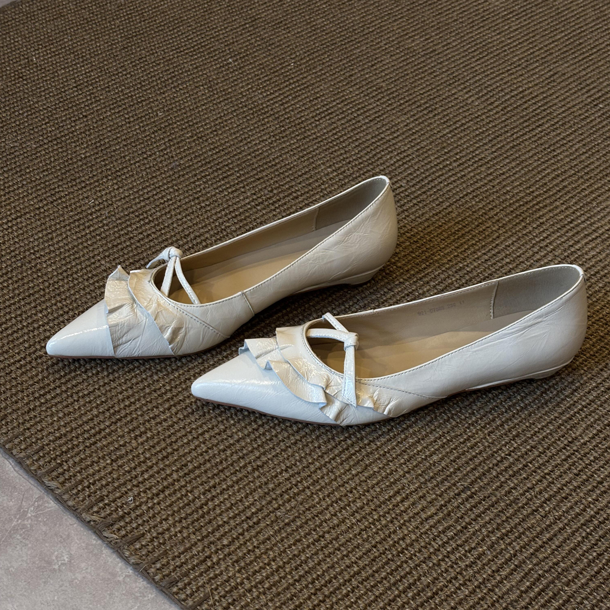 Stylish Sheepskin Pointed Toe Ruffled Edge Genuine Leather Slip-On Flat Shoes for Versatile Everyday Wear Stylish Sheepskin Pointed Toe Ruffled Edge Genuine Leather Slip-On Flat Shoes for Versatile Everyday Wear