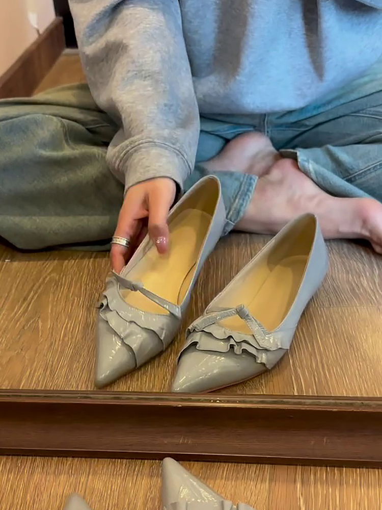 Stylish Sheepskin Pointed Toe Ruffled Edge Genuine Leather Slip-On Flat Shoes for Versatile Everyday Wear Stylish Sheepskin Pointed Toe Ruffled Edge Genuine Leather Slip-On Flat Shoes for Versatile Everyday Wear