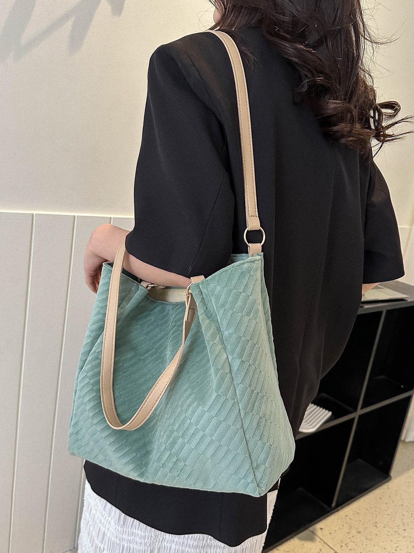 Stylish Women's Canvas Commuter Tote Bag - 2025 High-Capacity Shoulder Bag for Everyday Fashion Stylish Women's Canvas Commuter Tote Bag - 2025 High-Capacity Shoulder Bag for Everyday Fashion