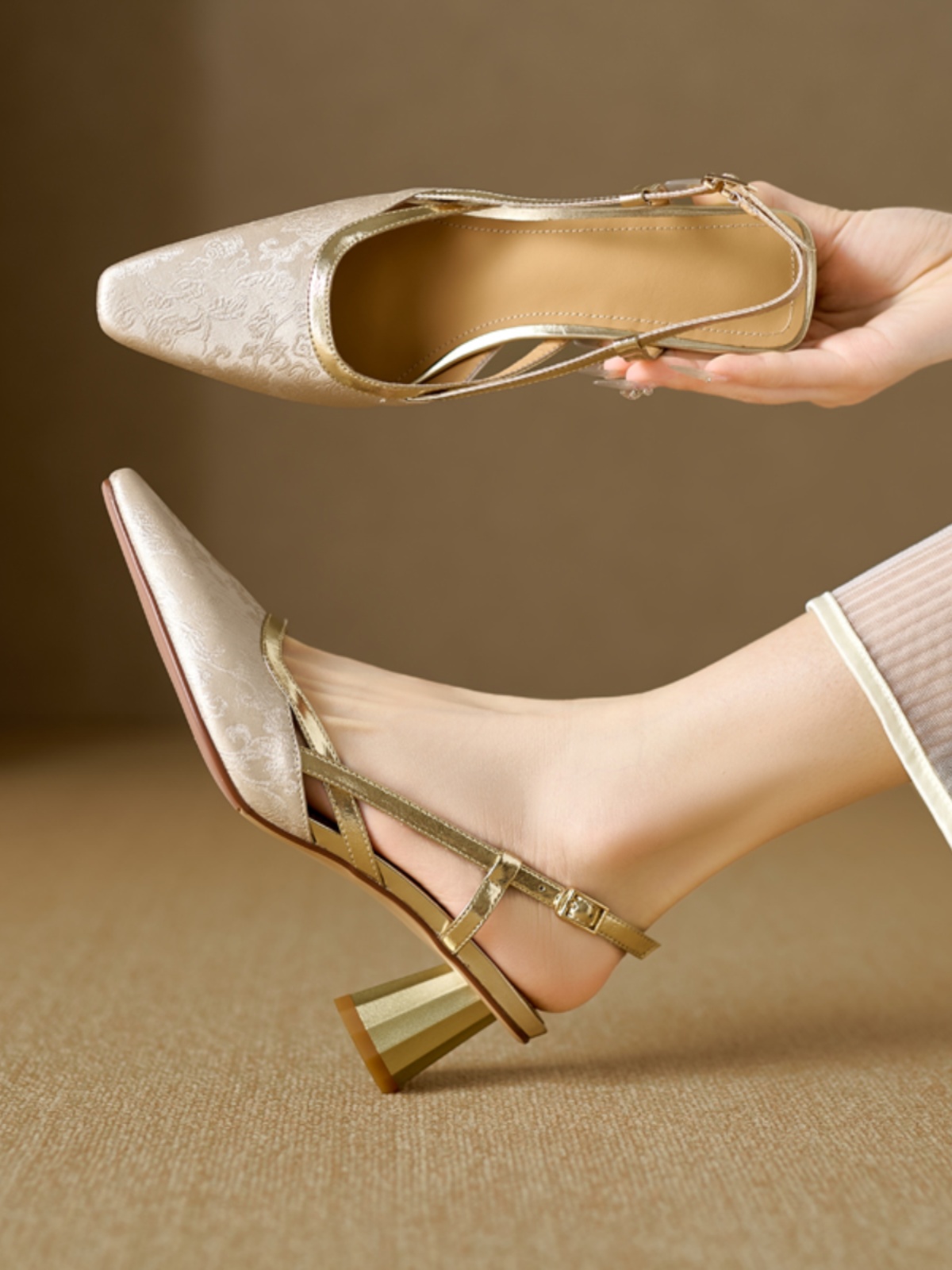 Summer 2025 Women's Chunky Heel Back Strap Closed Toe Sandals, Embroidered Cowhide National Style Summer 2025 Women's Chunky Heel Back Strap Closed Toe Sandals, Embroidered Cowhide National Style