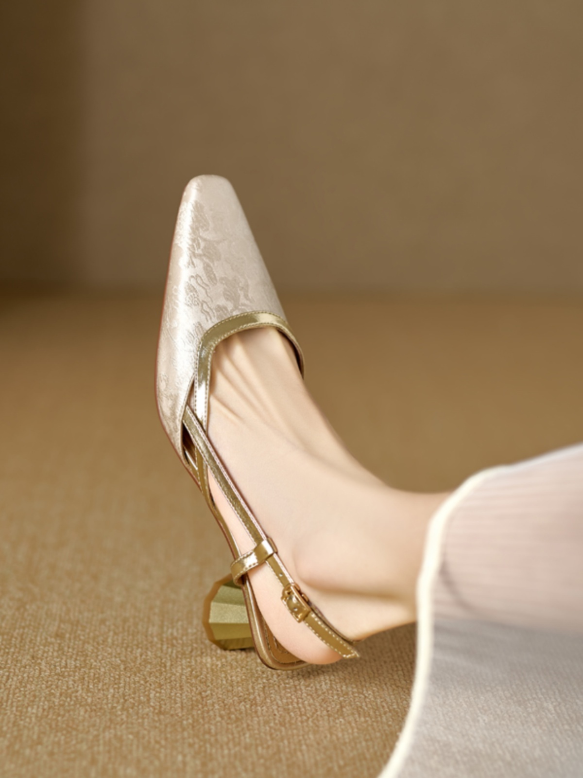 Summer 2025 Women's Chunky Heel Back Strap Closed Toe Sandals, Embroidered Cowhide National Style Summer 2025 Women's Chunky Heel Back Strap Closed Toe Sandals, Embroidered Cowhide National Style