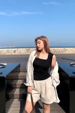 Summer 2025 Women's Versatile Round Neck Sleeveless Tank Top - Loose Slimming Base Layer for Y2K and 90s Style