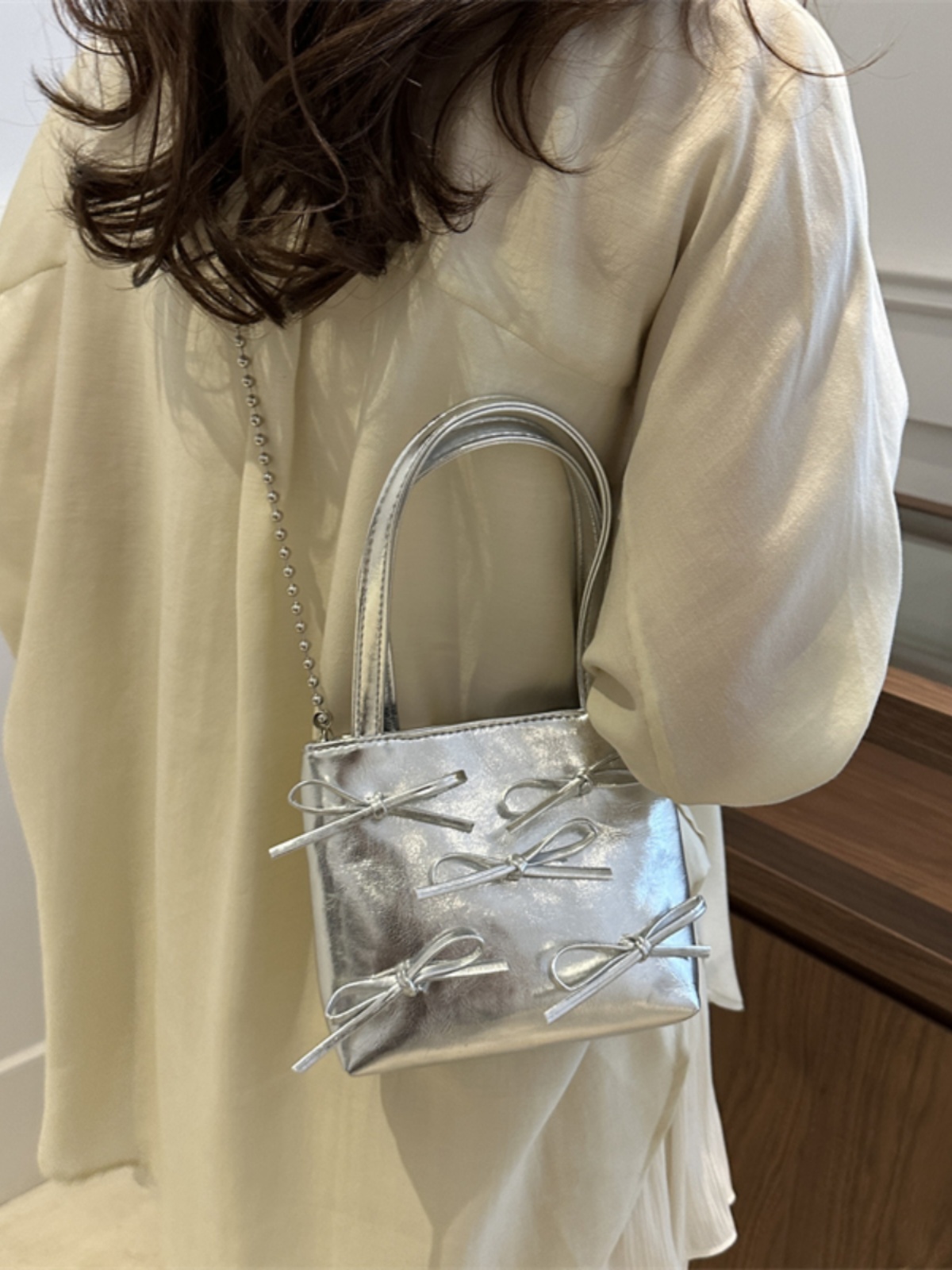 Summer High-End Women's Bucket Handbag with Chain and Silver Bow - Trendy 2025 Fashion Accessory Summer High-End Women's Bucket Handbag with Chain and Silver Bow - Trendy 2025 Fashion Accessory