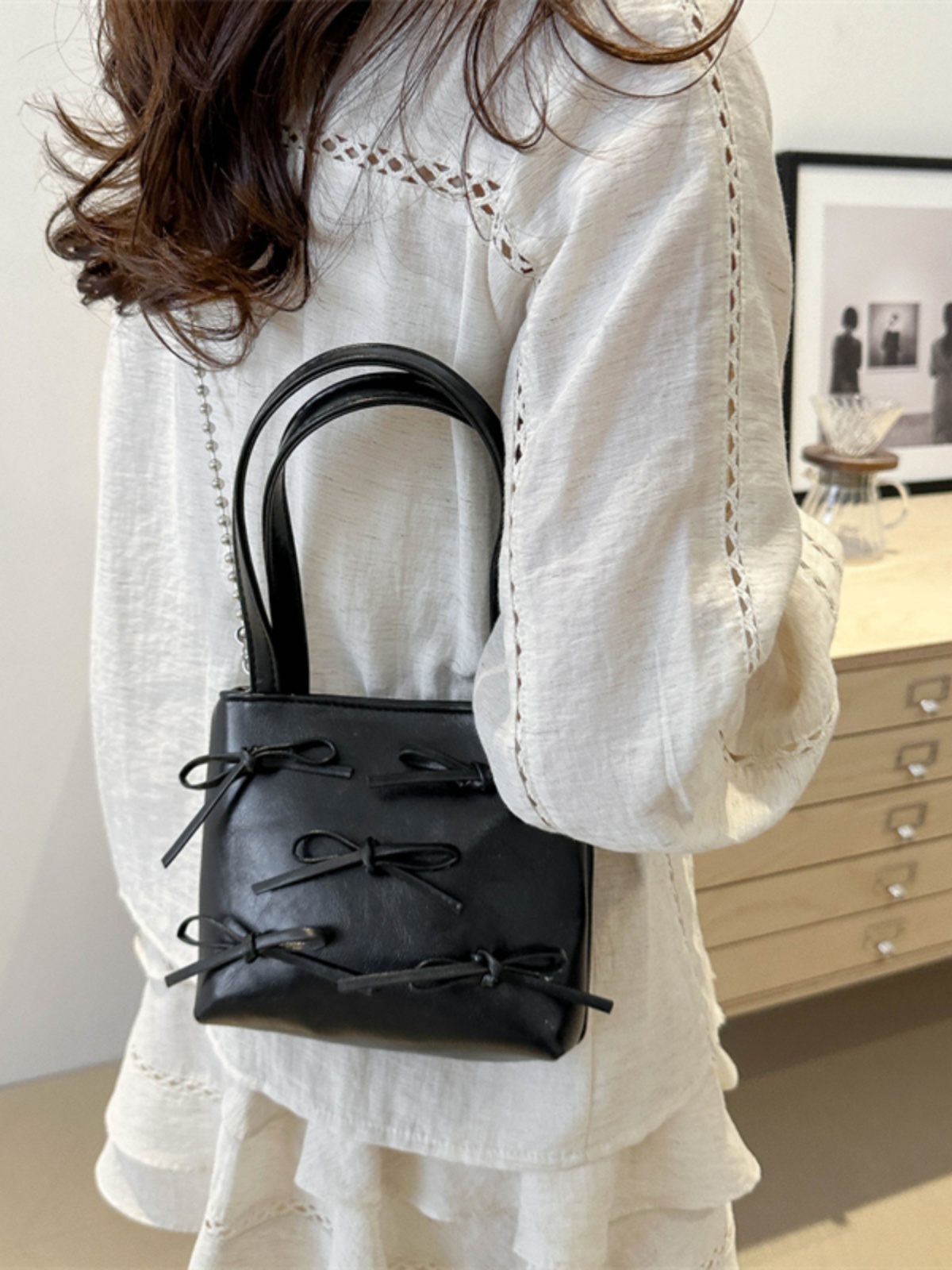 Summer High-End Women's Bucket Handbag with Chain and Silver Bow - Trendy 2025 Fashion Accessory Summer High-End Women's Bucket Handbag with Chain and Silver Bow - Trendy 2025 Fashion Accessory