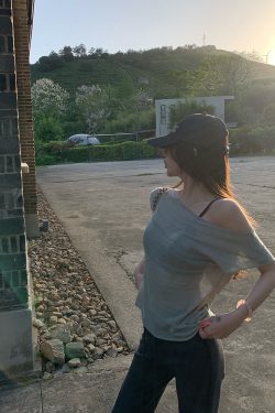 Summer Sleeveless Knitted Top for Women - Relaxed Fit Thin T-shirt with Niche Design - Trendy 90s Style