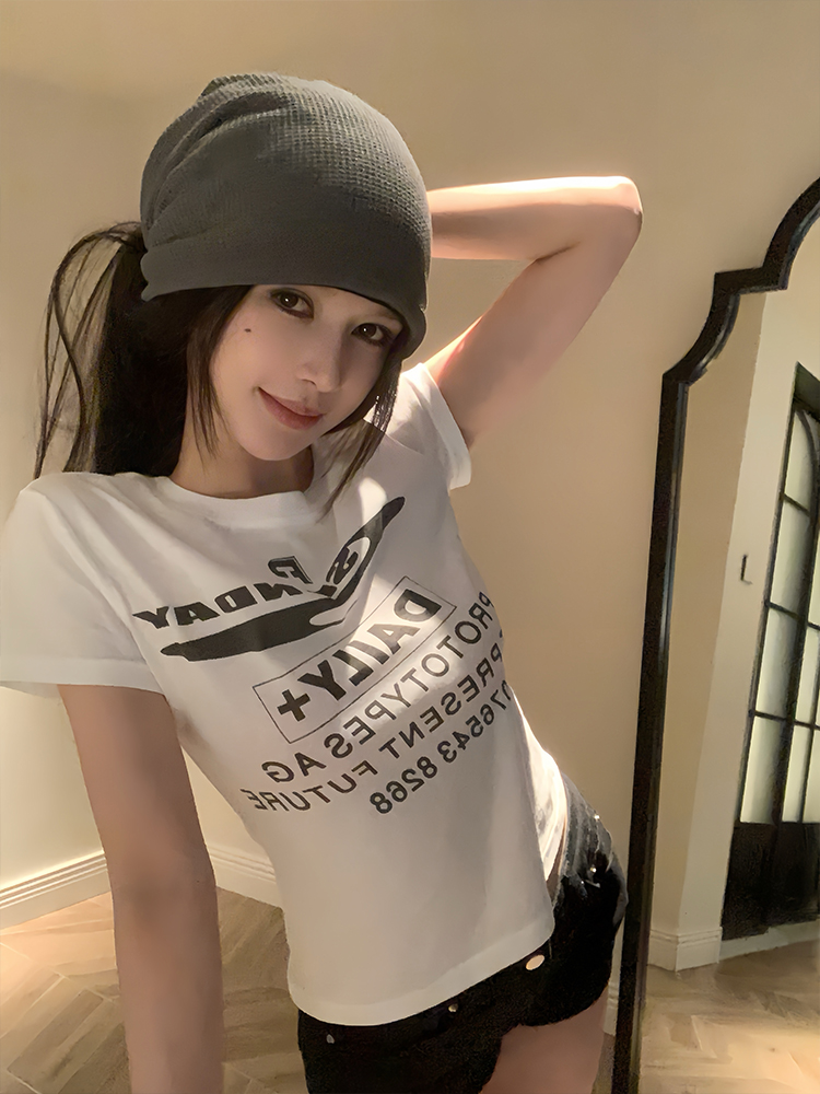 Summer White Short Sleeve T-Shirt for Women with Letter Print, Slim Fit Shoulder Top, 90s Inspired Style Summer White Short Sleeve T-Shirt for Women with Letter Print, Slim Fit Shoulder Top, 90s Inspired Style
