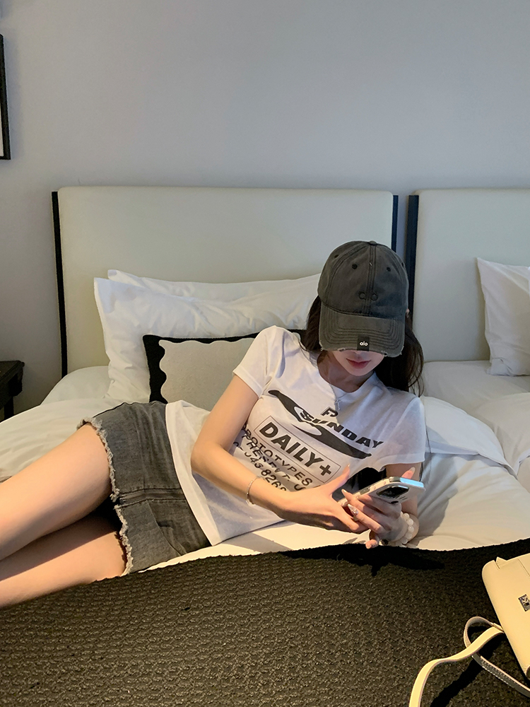 Summer White Short Sleeve T-Shirt for Women with Letter Print, Slim Fit Shoulder Top, 90s Inspired Style Summer White Short Sleeve T-Shirt for Women with Letter Print, Slim Fit Shoulder Top, 90s Inspired Style