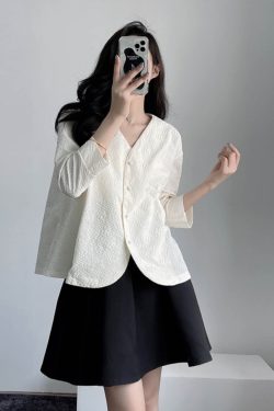 Textured Black and White Suit Jacket, Pleated Short V-Neck, Loose A-Line, New Chinese Style, Age-Reducing Autumn Layering Piece