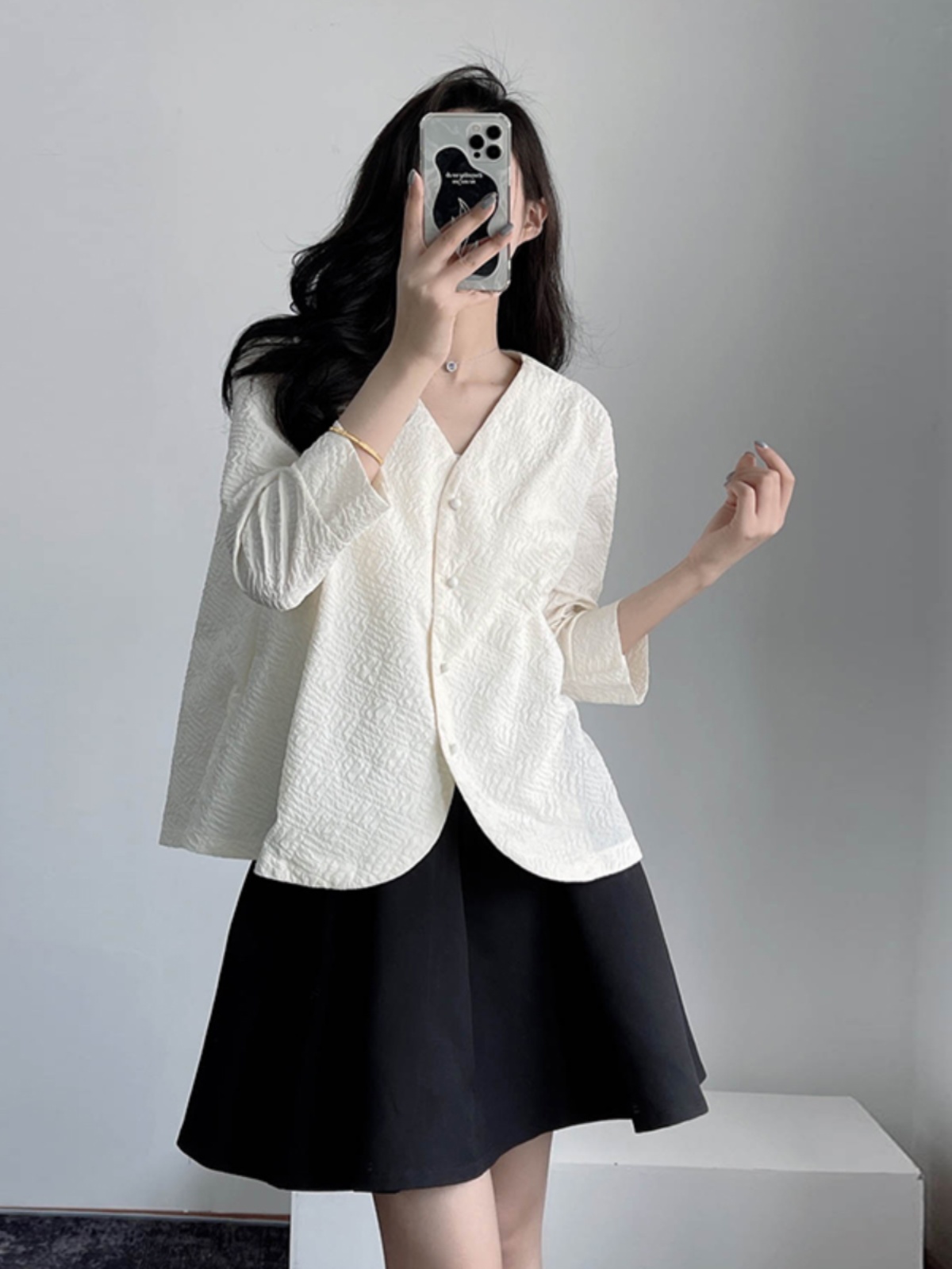 Textured Black and White Suit Jacket, Pleated Short V-Neck, Loose A-Line, New Chinese Style, Age-Reducing Autumn Layering Piece Textured Black and White Suit Jacket, Pleated Short V-Neck, Loose A-Line, New Chinese Style, Age-Reducing Autumn Layering Piece