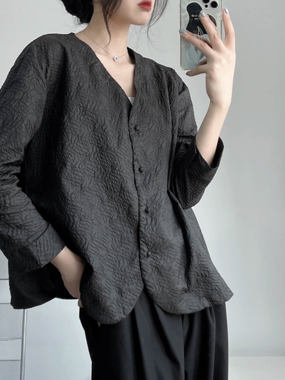 Textured Black and White Suit Jacket, Pleated Short V-Neck, Loose A-Line, New Chinese Style, Age-Reducing Autumn Layering Piece Textured Black and White Suit Jacket, Pleated Short V-Neck, Loose A-Line, New Chinese Style, Age-Reducing Autumn Layering Piece