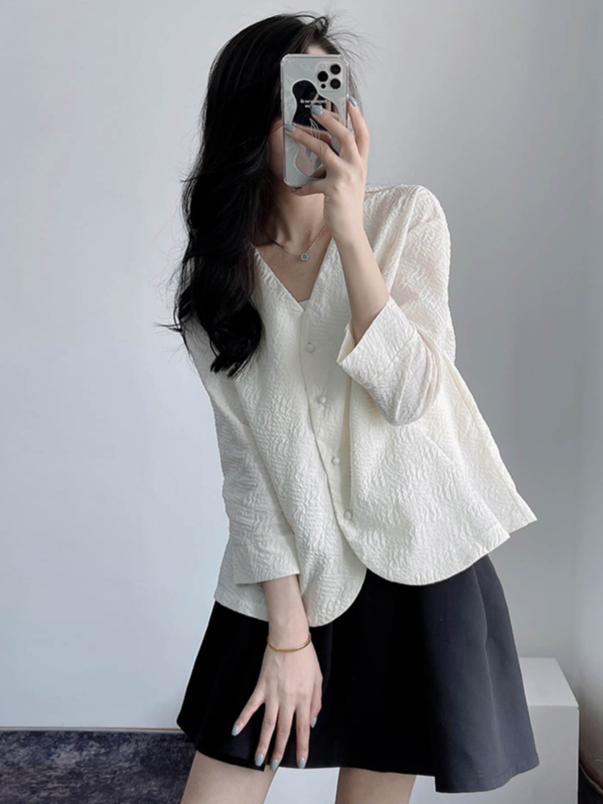 Textured Black and White Suit Jacket, Pleated Short V-Neck, Loose A-Line, New Chinese Style, Age-Reducing Autumn Layering Piece Textured Black and White Suit Jacket, Pleated Short V-Neck, Loose A-Line, New Chinese Style, Age-Reducing Autumn Layering Piece